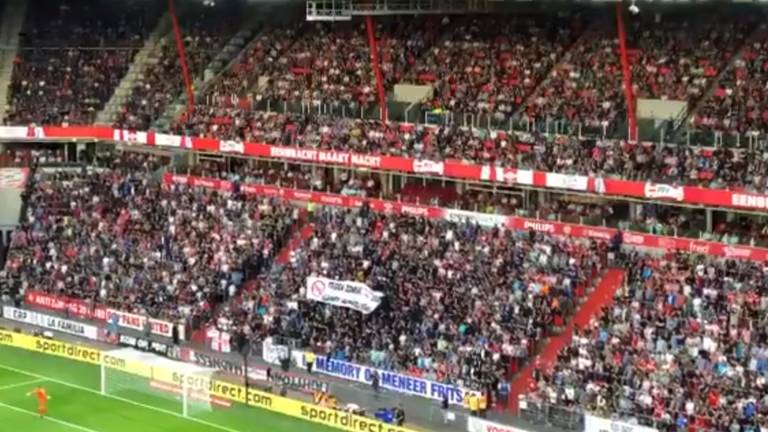 Supporters applaudisseren in de twintigste minuut. (Foto: Job Willemse)