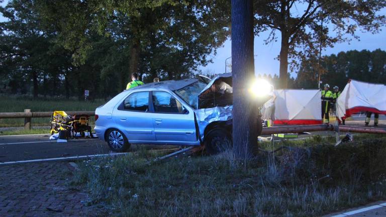 De auto belandde tegen een boom (Foto: Sander van Gils / SQ Vision Mediaprodukties).