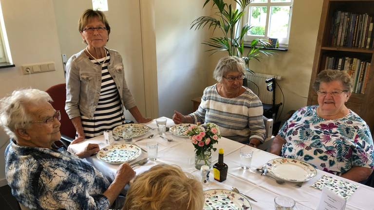 Thea (69) runt een zorgboerderij voor dementerende ouderen.