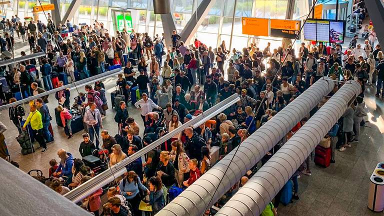 Een drukke dag op Eindhoven Airport (foto: Sem van Rijssel/SQ Vision).