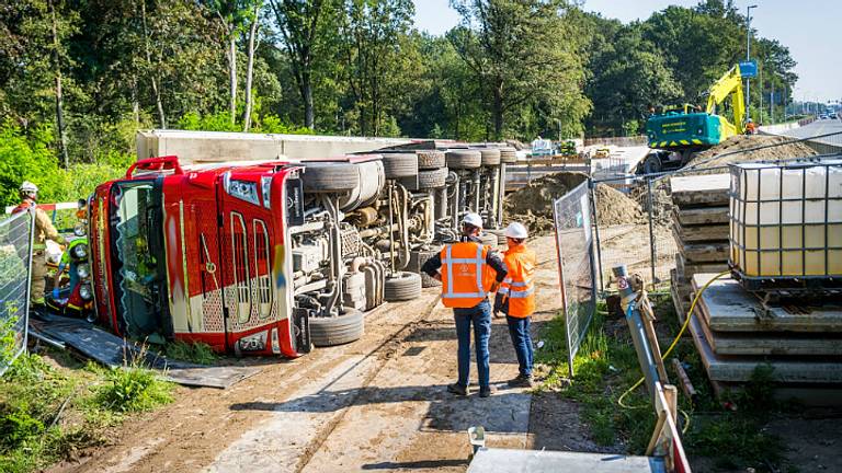 De bestuurder kwam vast te zitten in zijn cabine (foto: Sem van Rijssel, SQ Vision).