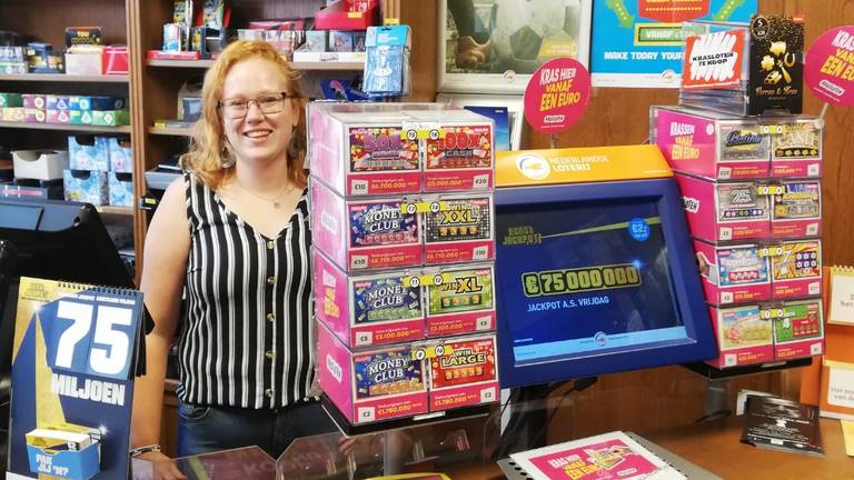 Medewerkster Loes van Roessel in de winkel waar het lot werd verkocht.(Foto: Loes van Roessel)