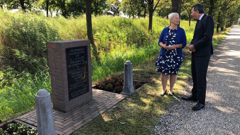 Burgemeesters Dilia Blok en Hubert Vos bij het monument voor de omgebrachte burgemeesters.