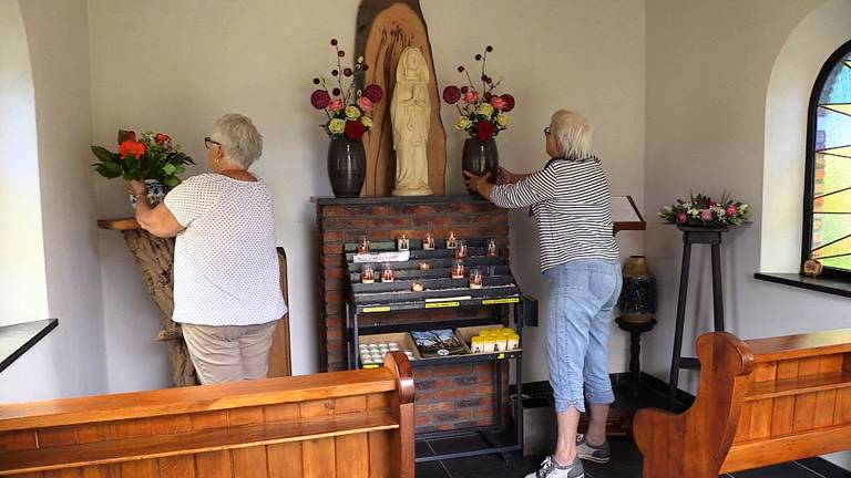 Verse bloemen voor de Mariakapel in Mill. (Foto: Tonnie Vossen)