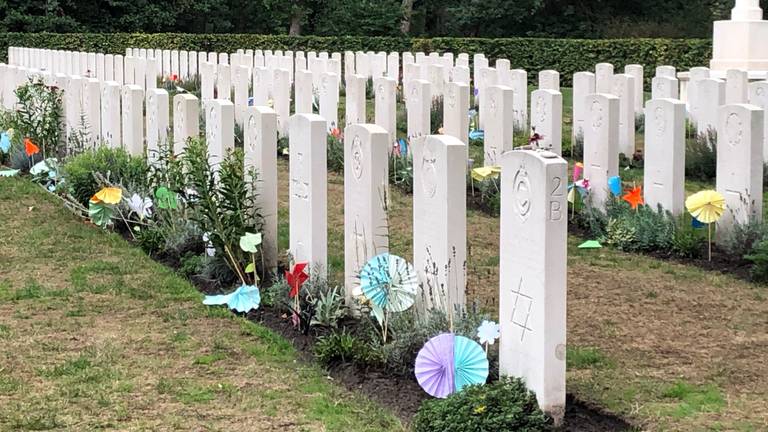 Papieren bloemen bij de oorlogsgraven. (Foto: René van Hoof)