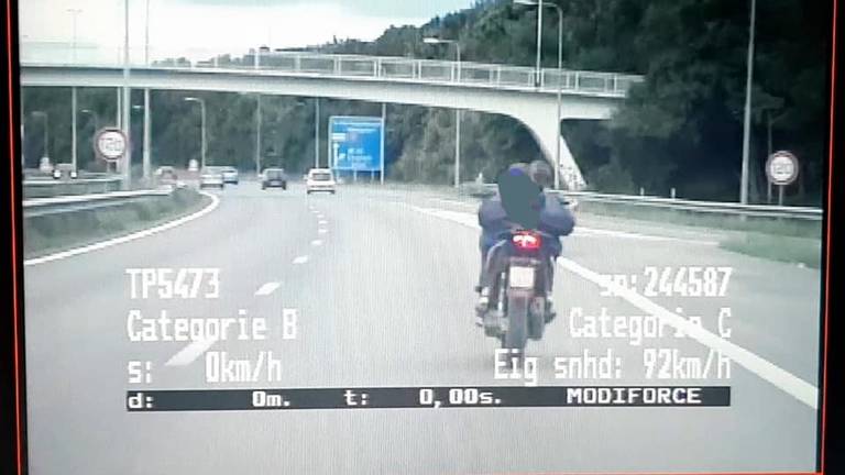 De bromfietser werd door agenten betrapt (foto: Facebook politie Team Verkeer Oost-Brabant).