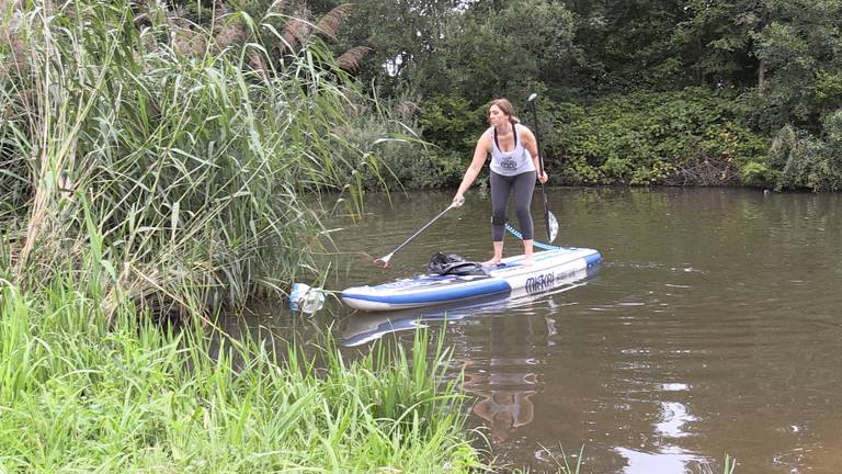 Kristina maakt stadsrivier de Mark schoon. (Foto: Omroep Brabant)