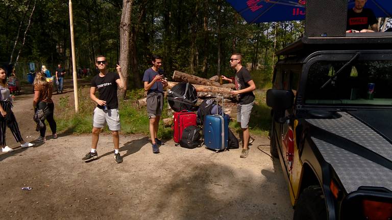 De bezoekers maken zich vrijdag op voor het festival.