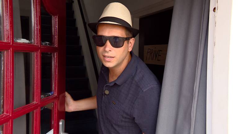 Twan Hoogzaad opent de deur van zijn nieuwe escaperoom in Schijndel. 