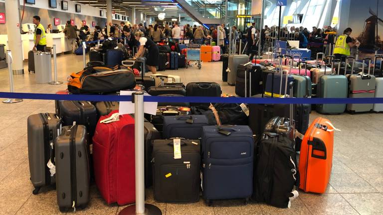 Weer vertraging op Eindhoven Airport. (Foto: Imke van de Laar)