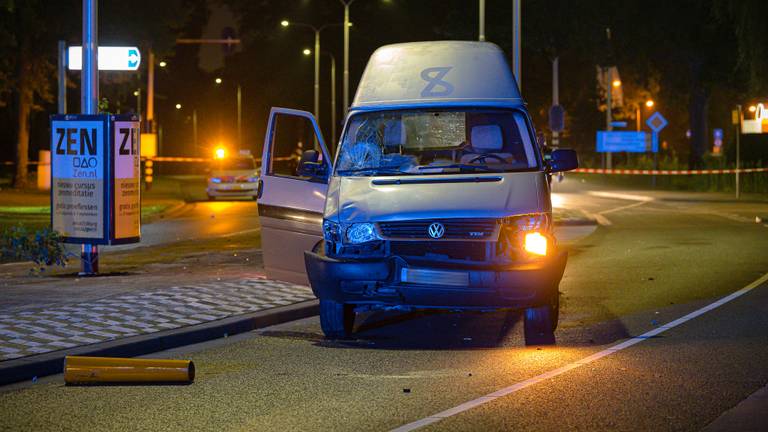 Een bestelbus raakte de voetganger. (Foto: Jack Brekelmans)