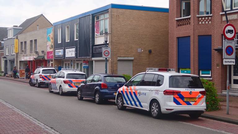 De politie deed onderzoek bij de supermarkt. (Foto: Ashley Oomen / Stuve Fotografie)