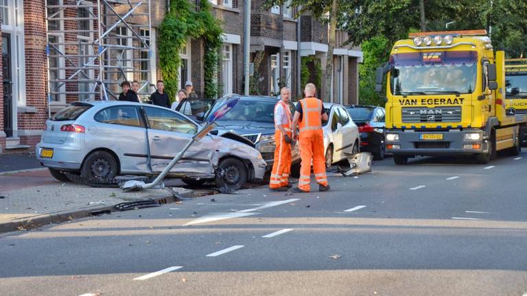 Bij het ongeluk raakten vier auto's beschadigd. (Foto: Anthony DeCock/De Kort Media)