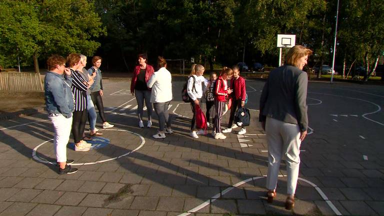 De directrice op het schoolplein na de zomervakantie.