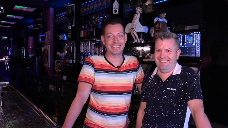 Fransjan Marijnissen (l) en Jeroen Wassink zijn de eigenaars van de Lollipop, de Tilburgse Gayclub die 20 jaar bestaat. (foto: Tom van den Oetelaar)