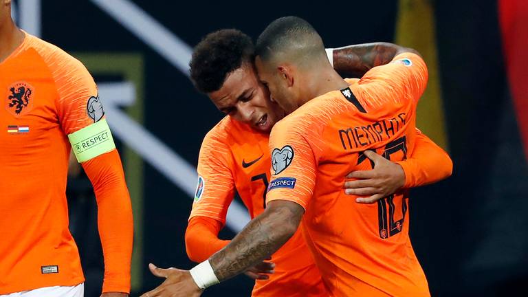 Donyell Malen en Memphis Depay vieren de 2-3. (Foto: VI Images)