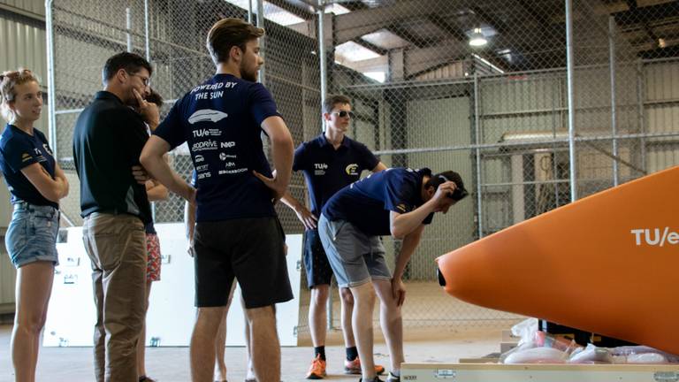 De studenten inspecteren hun levenswerk, de Stella Era (foto: TU/e).