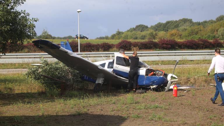 Het beschadigde vliegtuig na het ongeluk (foto: Alexander Vingerhoeds/Obscura Foto).