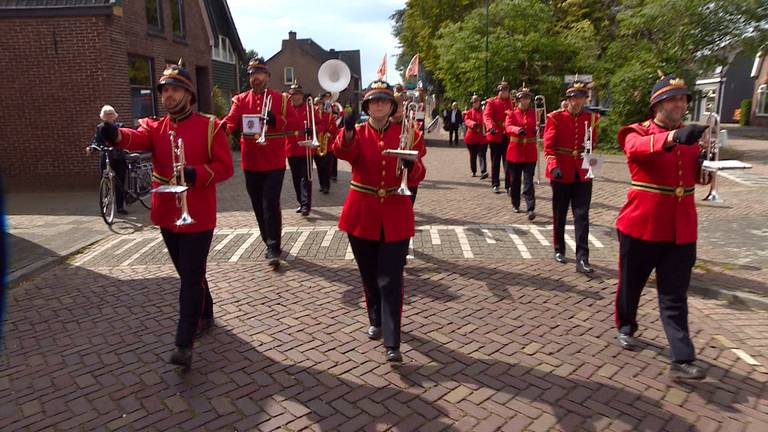 Dongense drumfanfare marcheert voor de laatste keer door het dorp.