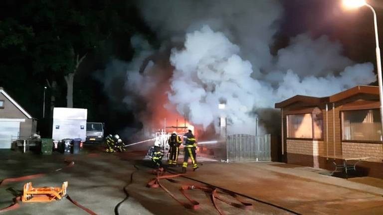 De woonwagen ging in vlammen op. (Foto: Politie.nl)