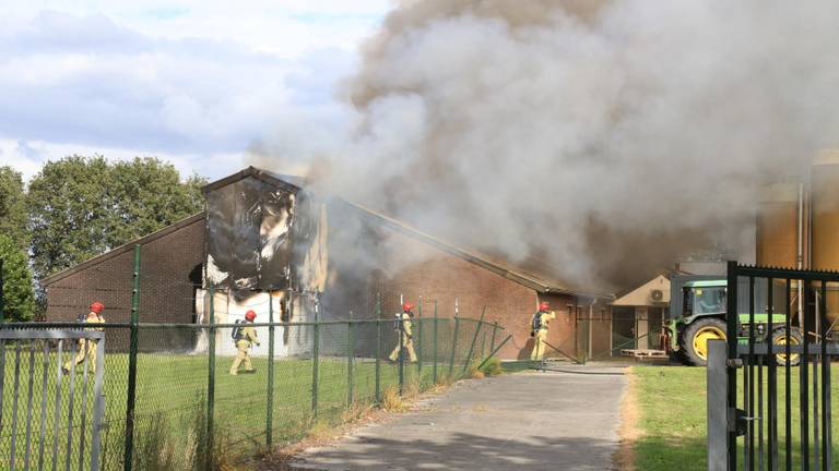 Er komt veel rook vrij bij de brand. (Foto: Harrie Grijseels / SQ Vision)