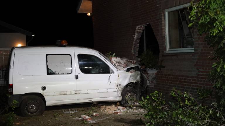 De auto ramde de geval van het huis. (Foto: Marco van den Broek / SQ Vision)