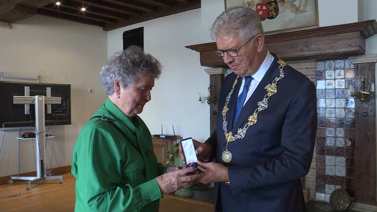 Met de overhandiging van het Mobilisatie Oorlogskruis aan dochter Paula krijgt Gerard Selsig postuum erkenning. (Foto: Erik Peeters)