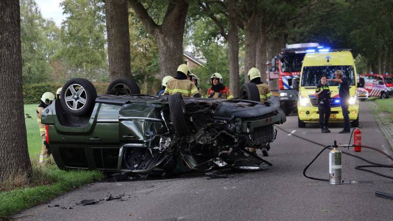 Bij een eenzijdig ongeval is een auto tegen een boom aangereden en over de kop geslagen (Foto: Marco van den Broek).