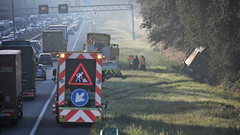 Het is niet bekend hoe de vrachtwagen in de sloot terechtkwam (foto: Jack Brekelmans/Persburo BMS).