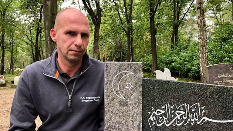 Beheerder Mark Masereeuw van de islamitische begraafplaats (Foto: Erik Peeters).