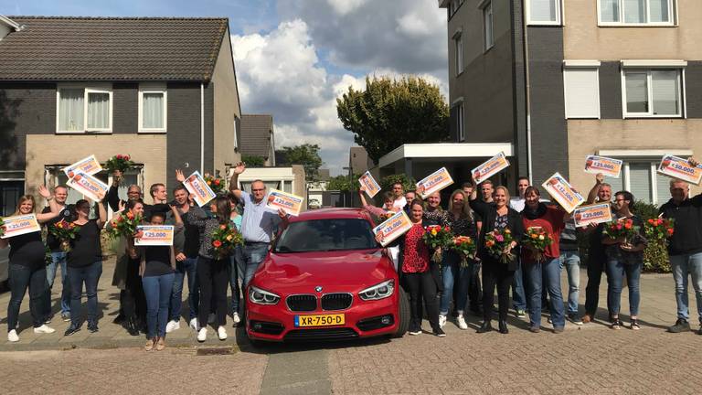 De blije winnaars in de Mastenbroekstraat in Tilburg. (Foto: Postcode Loterij)
