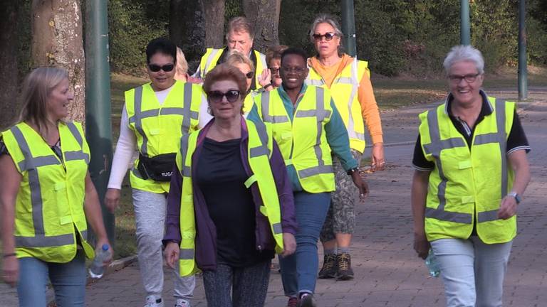 Met de wandelgroep kan Tonjo nog sneller fitcoins bij elkaar sparen.