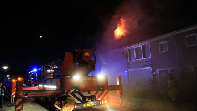 De brand brak uit op zolder (foto: Harrie Grijseels/SQ Vision Mediaprodukties).