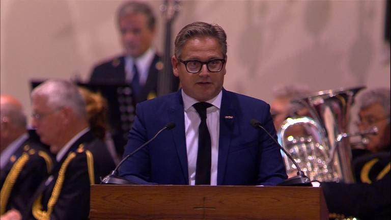 Guus Meeuwis sprak tijdens de 75e herdenking in Waalre. (Foto: Omroep Brabant)