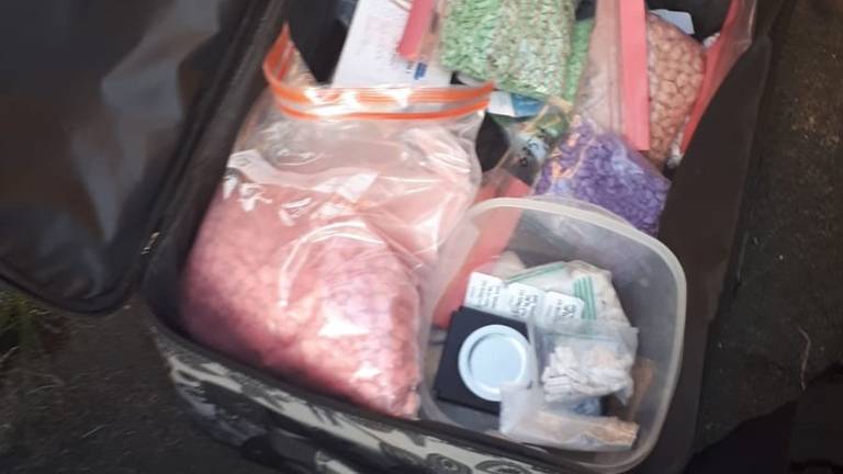 Een gedeelte van de aangetroffen drugs en medicijnen. (Foto: Politie)