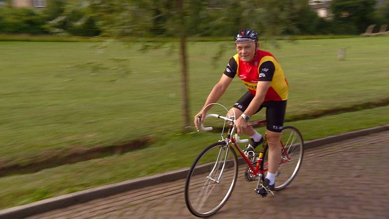 Piet van Katwijk in het shirt van T.I.-Raleigh, op een fiets uit 1976. (Foto: Omroep Brabant)