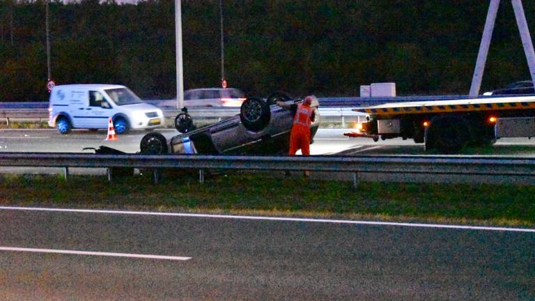 De auto sloeg rond halfzeven over de kop op de A2 (foto: Hans van Hamersveld)