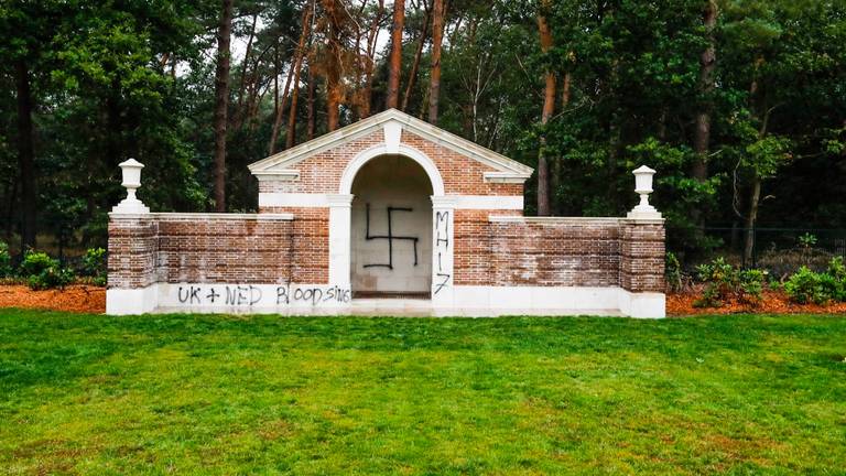 Een enorm hakenkruis is op de binnenmuur van de kapel gekalkt. (Foto: Dave Hendriks/ SQ Vision)