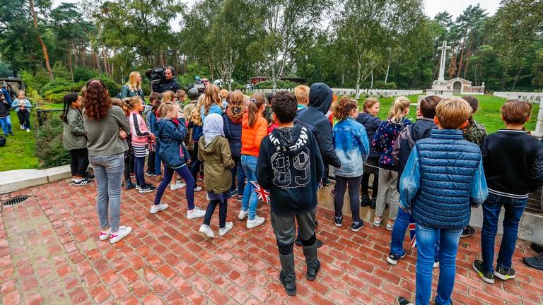 De kinderen mogen niet bij de bekladde grafzerken komen. (Foto: Dave Hendrik/SQ Vision)