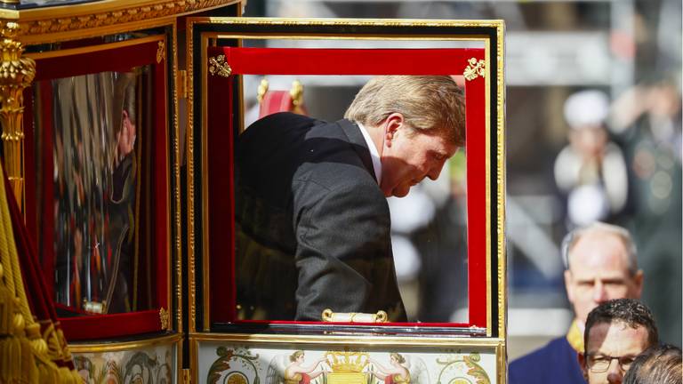 Koning Willem Alexander komt aan op het Binnenhof voor de troonrede. (Foto: ANP)