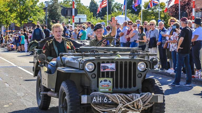 De herdenkingstocht in Son. (Foto: Harry Grijseels/SQ Vision)
