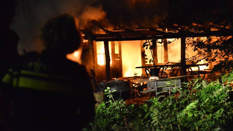 De houten woning werd door de vlammenzee volledig verwoest. (Foto: Perry Roovers, SQ Vision)