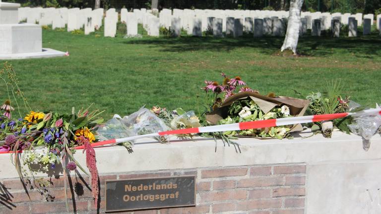 Bloemen bij de begraafplaats. (Foto: Dirk Verhoeven)