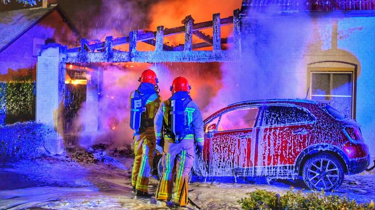 De schade in Bergeijk is groot na de brand (foto: Rico Vogels/SQ Vision).