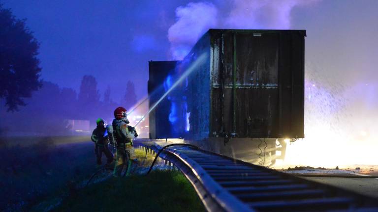 De brandweer bestrijdt het vuur in de vrachtwagen. (Foto: Johan Bloemers/SQ Vision)