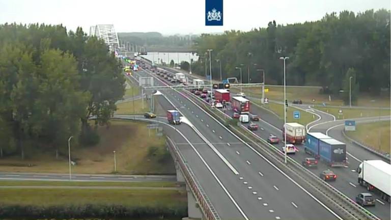 Het ongeluk op de A27 leidde tot een lange file (Foto: Twitter Rijkswaterstaat).