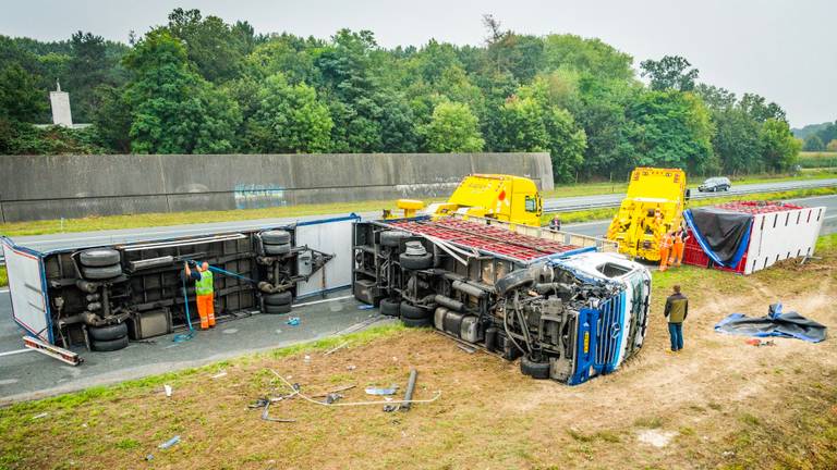 De berging van de gekantelde vrachtauto is in volle gang. (Foto: SQ Vision)