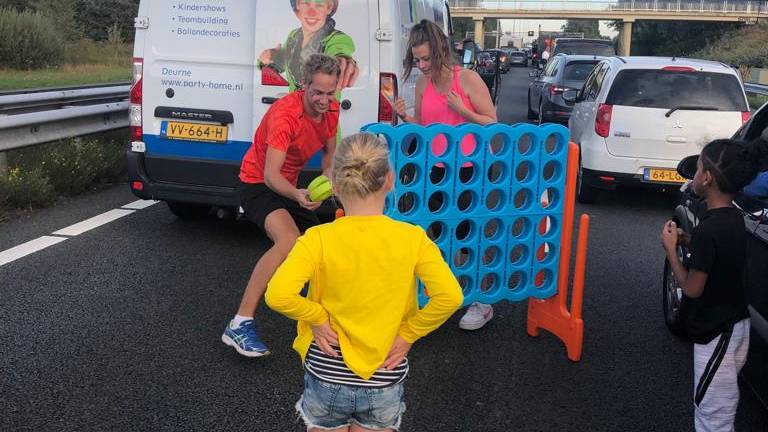 Bart en zijn collega's besloten in de file Vier op een rij te gaan spelen (Foto: Bart Verhees)