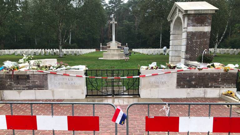De oorlogsbegraafplaats is op tijd schoon voor de herdenking. (Foto: Alice van der Plas)