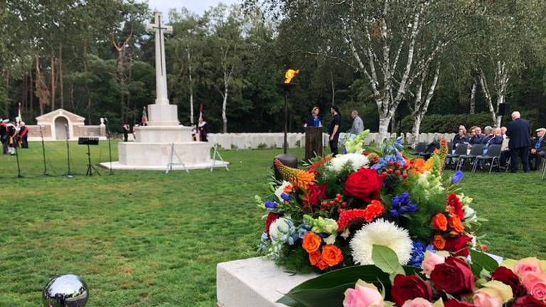 De herdenking staat op het punt van beginnen. (foto: Alice van der Plas)